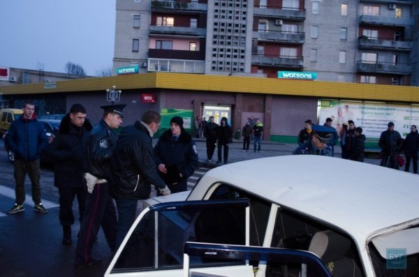 На Волині п'яний водій врізався у припарковане авто, в якому була мала дитина. ФОТО