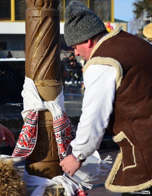 На «Різдві у Луцьку» вогнем з Віфлеєму підпалили майже 2-метрову свічку. ФОТО