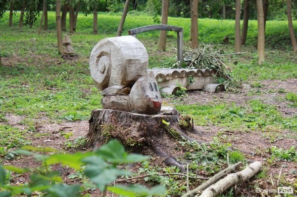 Комунальник прикрашає луцький парк за копійки. ФОТО