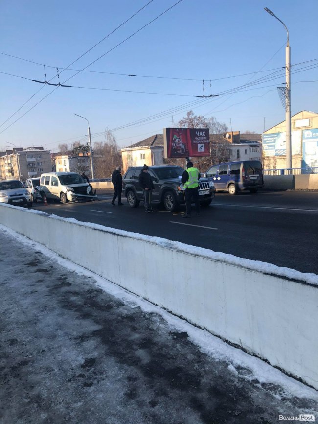 У Луцьку на мосту зіткнулись три автівки, рух – ускладнений. ФОТО
