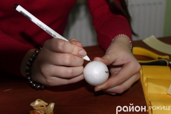 Волинська майстриня показала, як зробити новорічну іграшку власноруч 