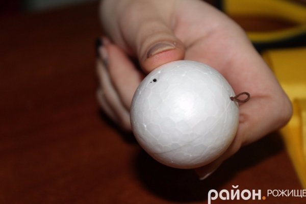 Волинська майстриня показала, як зробити новорічну іграшку власноруч 