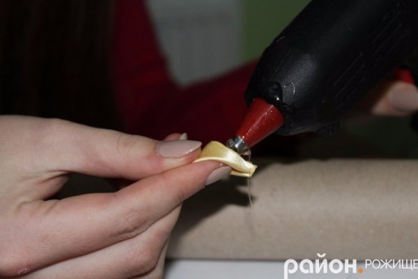 Волинська майстриня показала, як зробити новорічну іграшку власноруч 