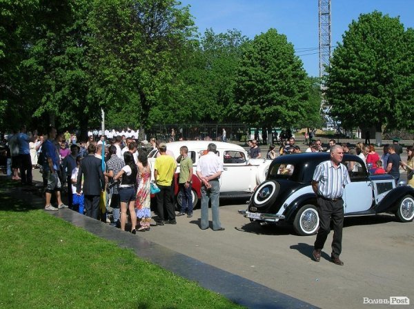 У День Перемоги в Луцьку – виставка ретро-автомобілів. ФОТО