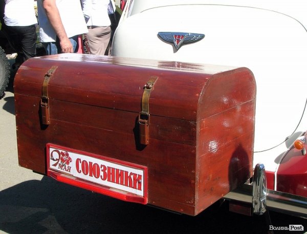 У День Перемоги в Луцьку – виставка ретро-автомобілів. ФОТО