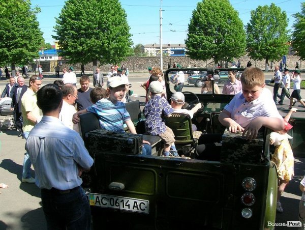 У День Перемоги в Луцьку – виставка ретро-автомобілів. ФОТО