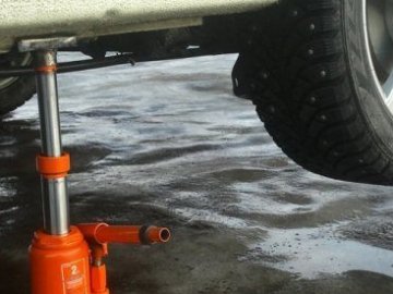 У Луцьку під час ремонту на чоловіка впала вантажівка