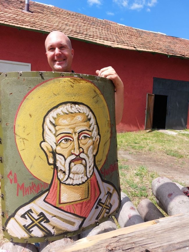 Поліцейський, що малює ікони: Роман Хмеляр з Волині відкрив персональну виставку на Закарпатті