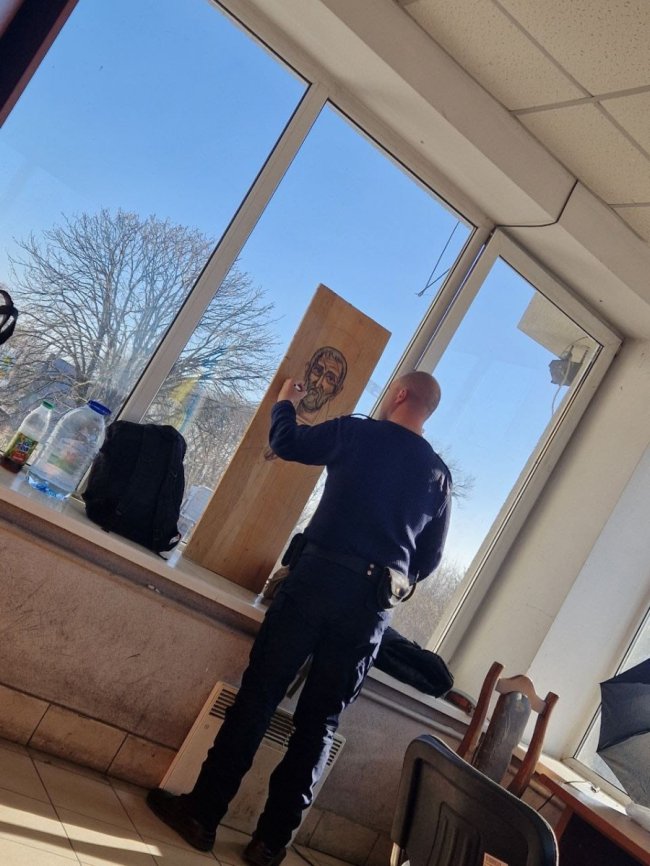 Поліцейський, що малює ікони: Роман Хмеляр з Волині відкрив персональну виставку на Закарпатті