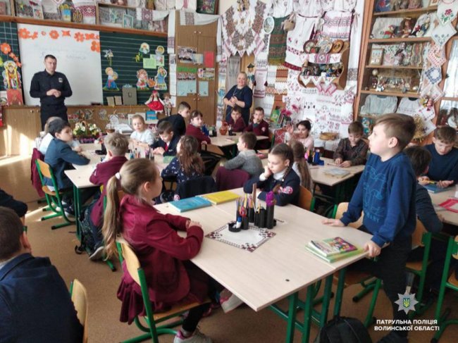 Учні луцької гімназії тепер «світлодіти». ФОТО