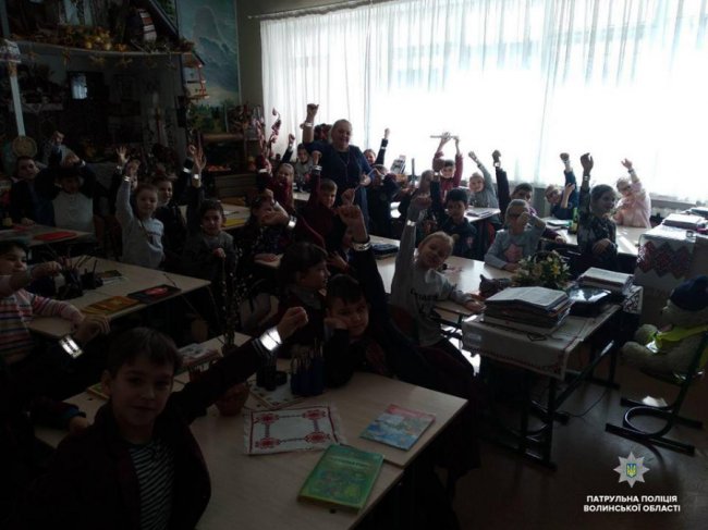 Учні луцької гімназії тепер «світлодіти». ФОТО