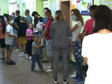 «По 200 людей на одного лікаря»: у луцькій дитячій поліклініці – довжелезні черги. ВІДЕО