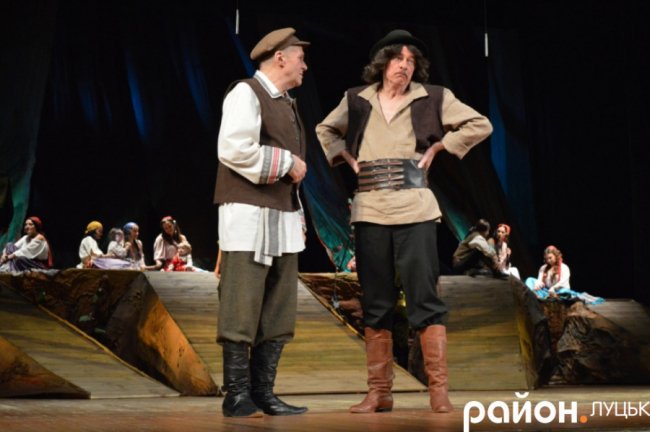 Луцьким пенсіонерам безкоштовно показали виставу «Циганка Аза». ФОТО