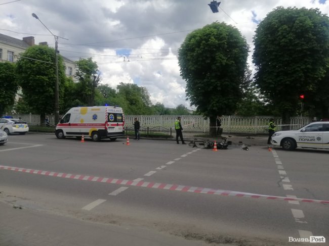 У Луцьку біля відділку поліції – аварія за участі мотоцикліста. ФОТО