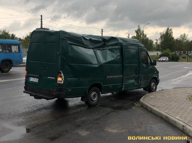 У Луцьку зіткнулися ВАЗ  і бус. ФОТО. ВІДЕО