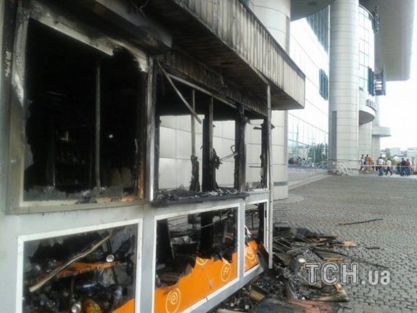 Біля київського вокзалу згорів кіоск. ФОТО. ВІДЕО