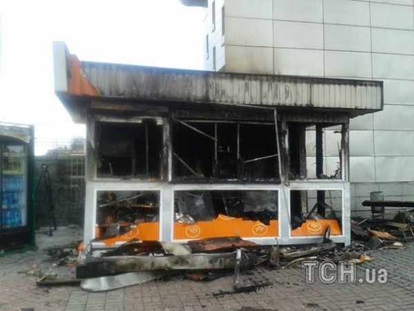 Біля київського вокзалу згорів кіоск. ФОТО. ВІДЕО