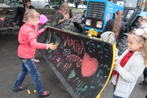 У Горохові на День Незалежності розмалювали патріотичний трактор