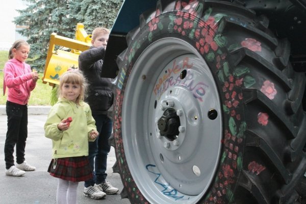 У Горохові на День Незалежності розмалювали патріотичний трактор