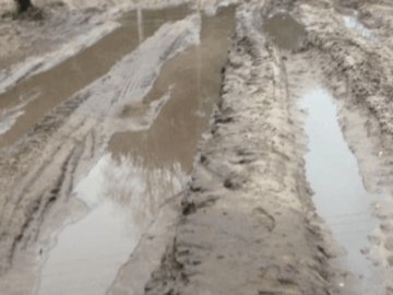 Коли у волинському селі відремонтують дорогу, на якій застряг автобус. ВІДЕО