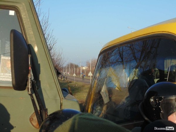 В щілині між автобусами видно дорогу на Межигір'я