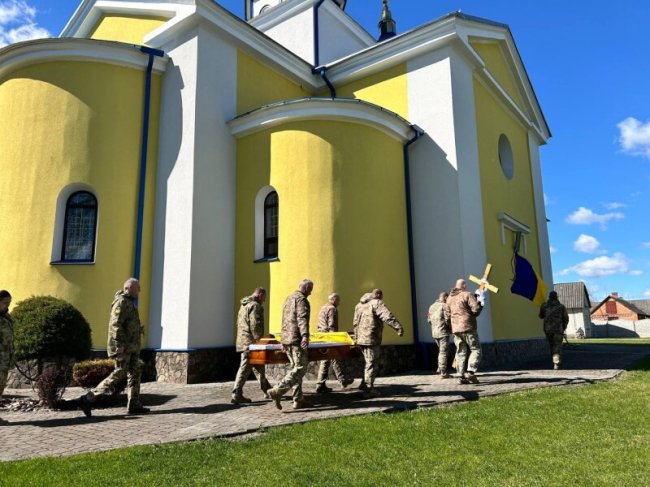 Останню дорогу встелили квітами: на Волині віддали шану воїну Олександру Зіперту