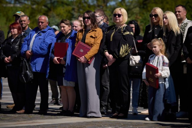 Сім’ї загиблого Героя з Волині Зеленський вручив орден «Золота Зірка»