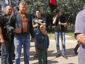 «Можна я понесу прапора біля мого тата?» – маленький син загиблого на Сході волинянина