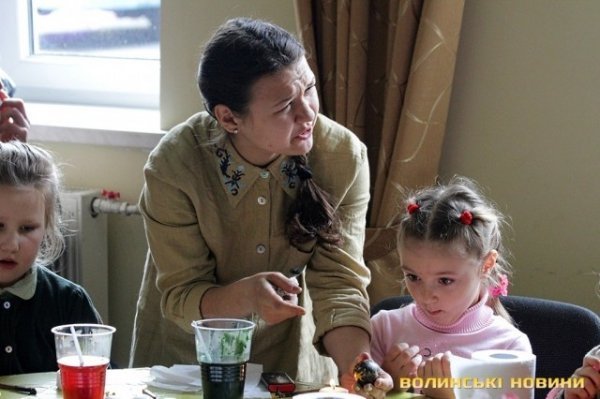 Як маленьких лучан вчили малювати писанки. ФОТО