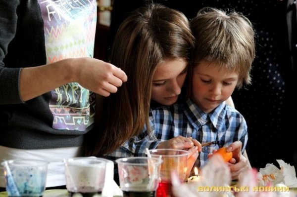 Як маленьких лучан вчили малювати писанки. ФОТО