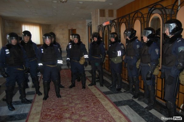 Біля входу в приміщення ОДА - міліціонери в амуніції