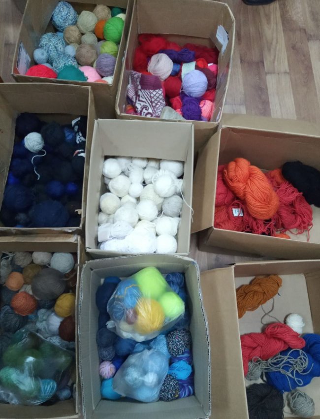 У бібліотеці на Волині в’яжуть теплі шкарпетки для ЗСУ