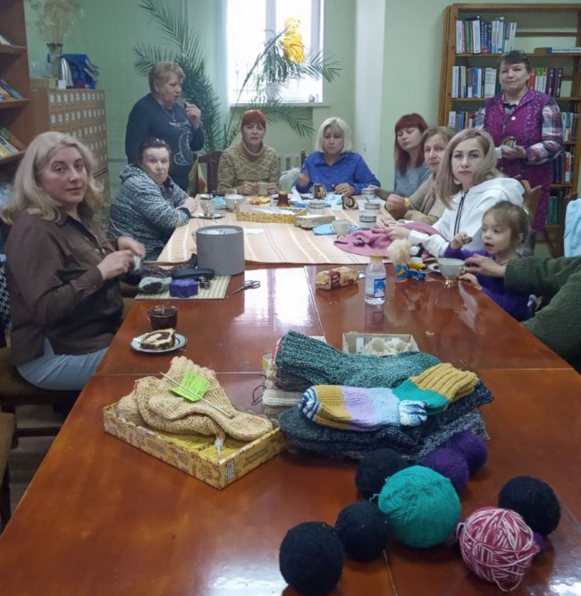 У бібліотеці на Волині в’яжуть теплі шкарпетки для ЗСУ