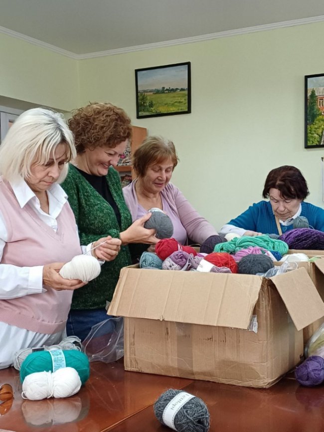 У бібліотеці на Волині в’яжуть теплі шкарпетки для ЗСУ