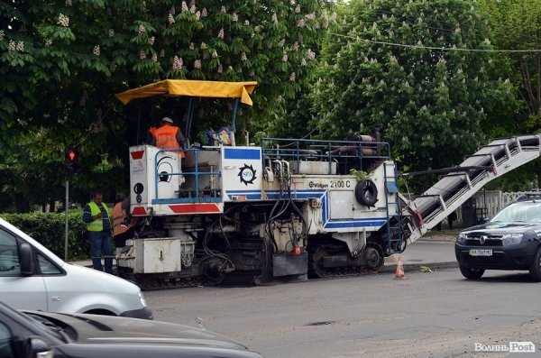 У центрі Луцька кладуть нову дорогу. ФОТО