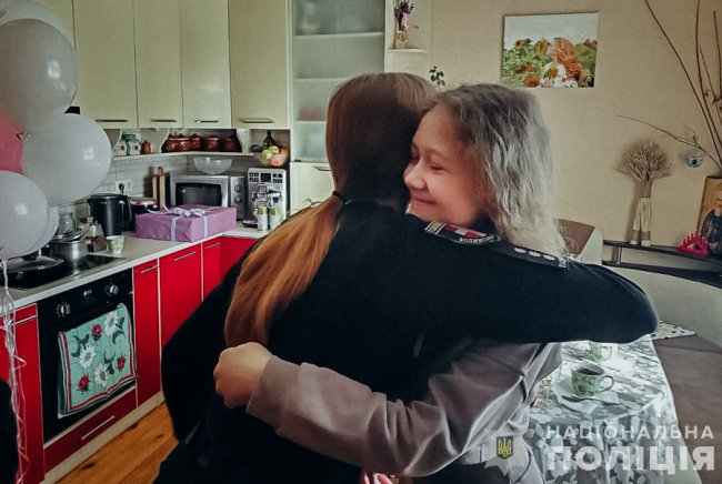 Волинські поліцейські привітали з днем народження доньку загиблого на війні колеги