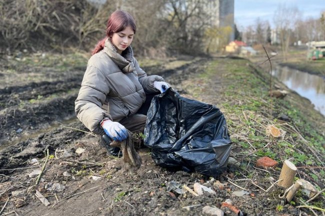 Екотолока: у Луцьку прибирали узбережжя Сапалаївки і Жидувки. ВІДЕО