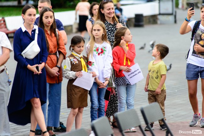 Людей було мало, але прийшли патріоти: у Луцьку відбулася акція «Мова об'єднує». ФОТО