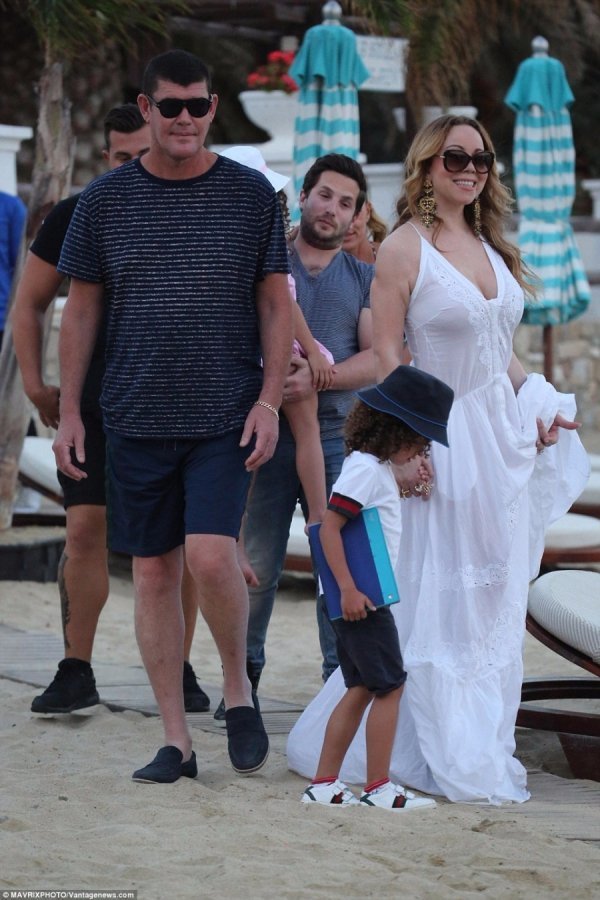 Мерая Кері забула одягнути білизну на відпочинок. ФОТО