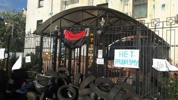 У Києві громлять посольство Росії. ФОТО. ВІДЕО