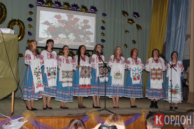 З танцями, хором і священником: школа на Волині весело «відгуляла» 90-річний ювілей. ФОТО