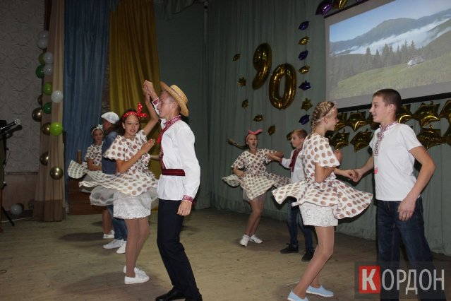З танцями, хором і священником: школа на Волині весело «відгуляла» 90-річний ювілей. ФОТО