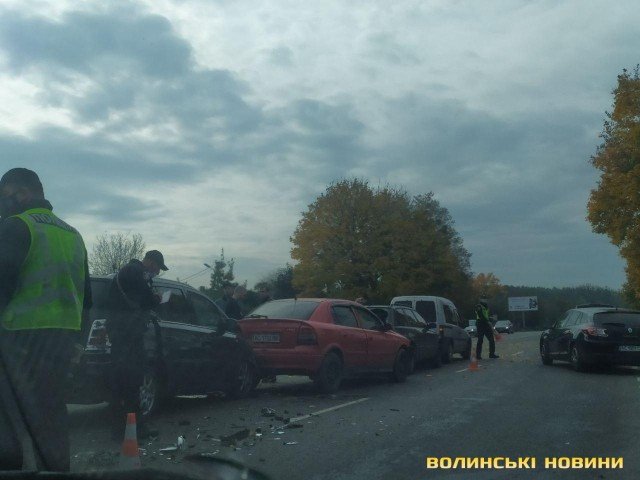 Під Луцьком в аварії зіткнулись 5 автівок, рух трасою – ускладнений. ФОТО. ВІДЕО