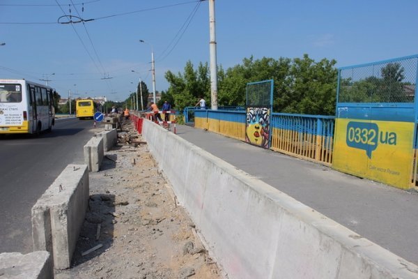 Триває ремонт шляхопроводу на проспекті Перемоги. ФОТО