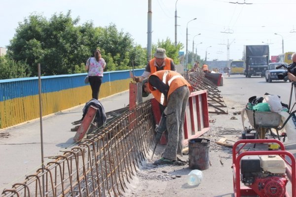Триває ремонт шляхопроводу на проспекті Перемоги. ФОТО