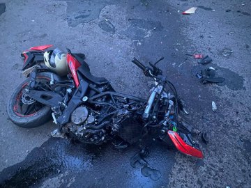 На Волині 18-річний мотоцикліст здійснював обгін  і зіткнувся з автівкою: деталі аварії. ФОТО