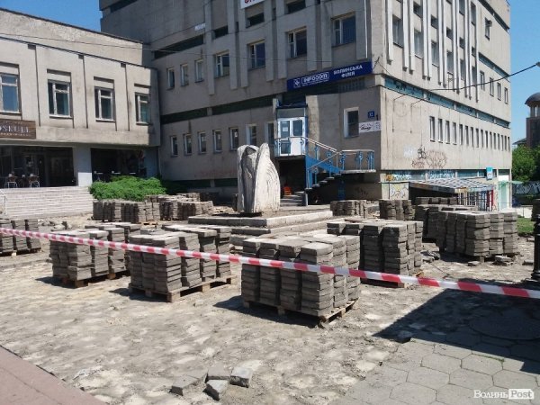 Луцька «пішохідна» залишиться без дерев… поки що. ФОТО