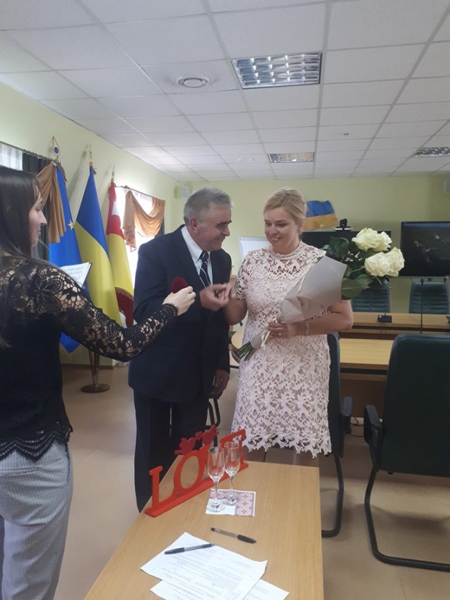 Головна лікарка луцької дитячої поліклініки вийшла заміж. ФОТО