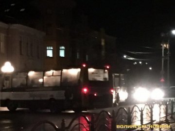 У центрі Луцька зупинився рух через падіння тролейбусної лінії 