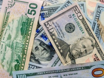 Курс долара в Україні «заморозять» до кінця війни